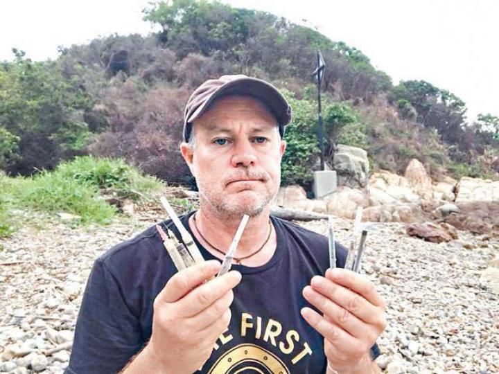 Robert Lockyer多次發起清理海灘活動。
Robert Lockyer多次發起清理海灘活動。
