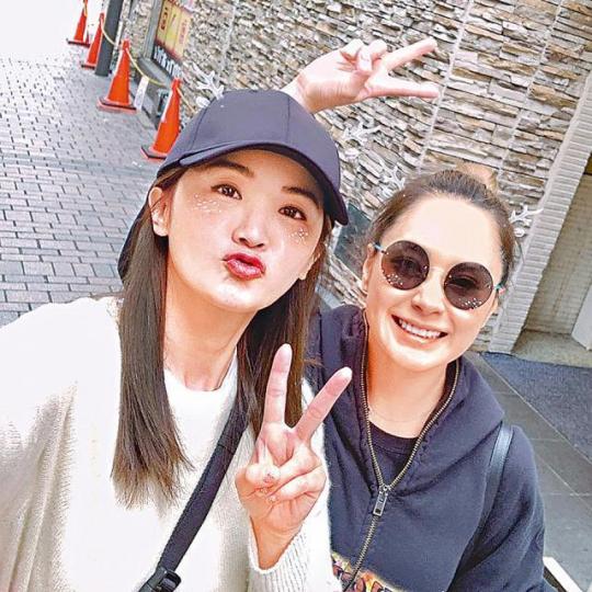 Twins為慶祝出道18周年，日前到東京旅行。互聯網圖片阿Sa把旅程剪輯成片段，包括和阿嬌（左）瞓醒都記錄在內。互聯網圖片