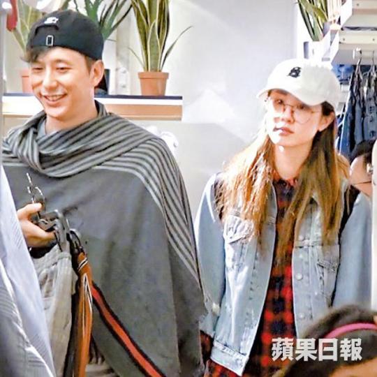 鄧健泓夫婦日前到黃埔行街買衫。石詠莉幫老公揀衫左拼右拼，鄧健泓顯得很有耐性。