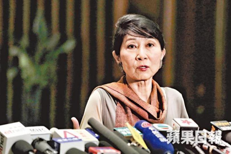 毛孟靜在會議上繼續狙擊廖長江「西環拆天」論。廖長江突然改會議時間,令部份民主派無法出席。 毛孟靜在會議上繼續狙擊廖長江「西環拆天」論。廖長江突然改會議時間,令部份民主派無法出席。