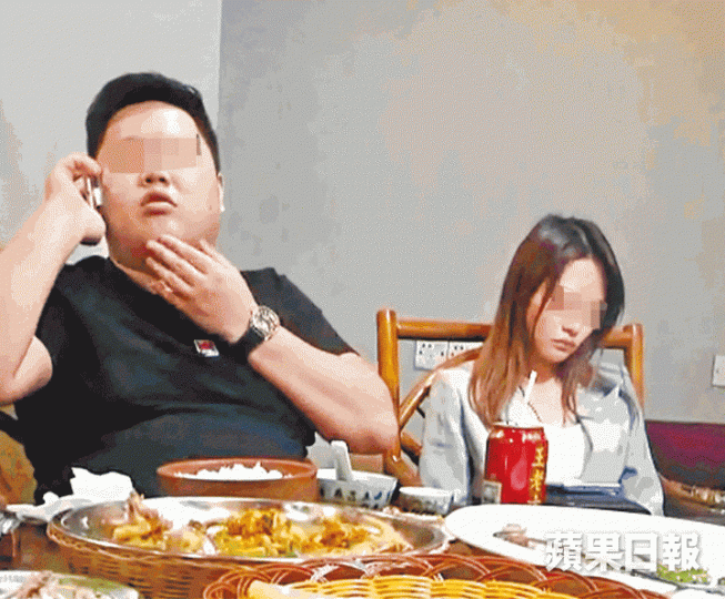 騙人反被擒,倫敦金美人鳳琪及上司黎總被公安包圍,二人慌忙道歉,並還錢給苦主。阿豪被鳳琪騙去20萬人民幣,遂設局盼將騙徒繩之於法。苦主阿豪與騙子會面時,找來十多名同村兄弟協助討回公道。任職倫敦金公司的鳳琪不時上載自拍照吸客。 騙人反被擒,倫敦金美人鳳琪及上司黎總被公安包圍,二人慌忙道歉,並還錢給苦主。阿豪被鳳琪騙去20萬人民幣,遂設局盼將騙徒繩之於法。苦主阿豪與騙子會面時,找來十多名同村兄弟協助討回公道。任職倫敦金公司的鳳琪不時上載自拍照吸客。