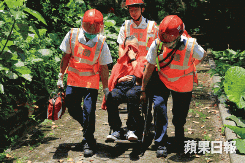 救護員將事主推下山,送瑪嘉烈醫院檢查。梁瑞帆攝
救護員將事主推下山,送瑪嘉烈醫院檢查。梁瑞帆攝