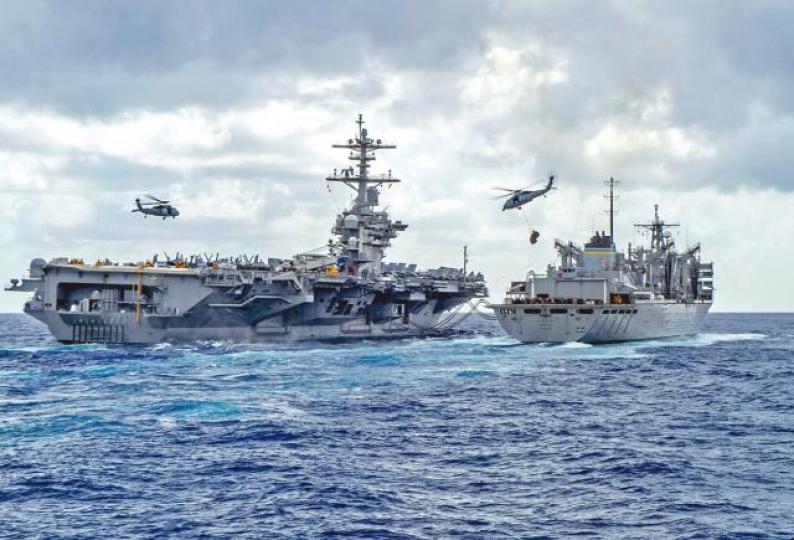 「林肯號」航空母艦在阿曼灣對開進行海上補給。 「林肯號」航空母艦在阿曼灣對開進行海上補給。
