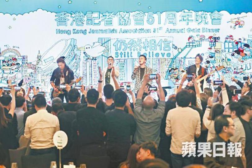 黃耀明(右二)昨在晚會獻唱六四新曲《回憶有罪》。謝榮耀攝
黃耀明(右二)昨在晚會獻唱六四新曲《回憶有罪》。謝榮耀攝