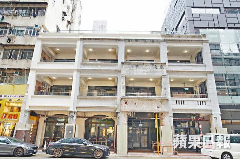 其中兩幢磚牆結構唐樓,所有外牆及室內佈局獲完整保留。【活化前】騎樓式唐樓在港僅剩約50幢,上海街的10幢被評為二級歷史建築。 資料圖片【活化後】上海街戰前唐樓群活化工程接近完工,正進行室內裝修。周智堅攝 其中兩幢磚牆結構唐樓,所有外牆及室內佈局獲完整保留。【活化前】騎樓式唐樓在港僅剩約50幢,上海街的10幢被評為二級歷史建築。 資料圖片【活化後】上海街戰前唐樓群活化工程接近完工,正進行室內裝修。周智堅攝