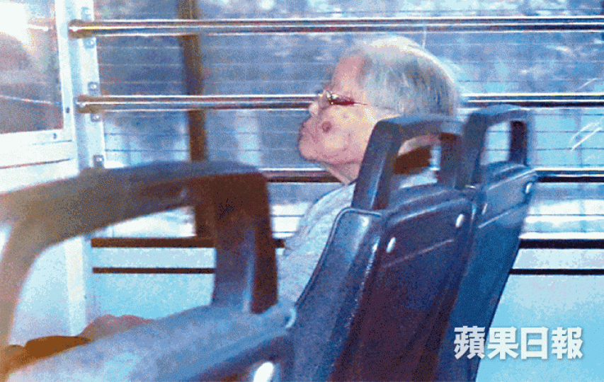 被告長子(左)及次子(右)昨到庭旁聽。
被告長子(左)及次子(右)昨到庭旁聽。