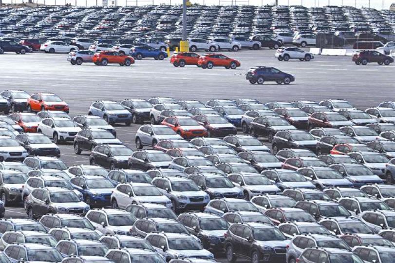 在美國里士滿港附近的入口日本車。 在美國里士滿港附近的入口日本車。
