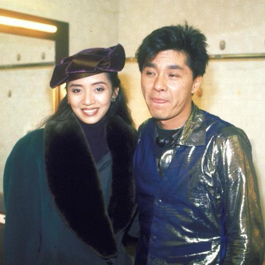 臨行前，西城站起來走去拿了一張自己的海報，寫下祝福語讓我送他念記的Anita。