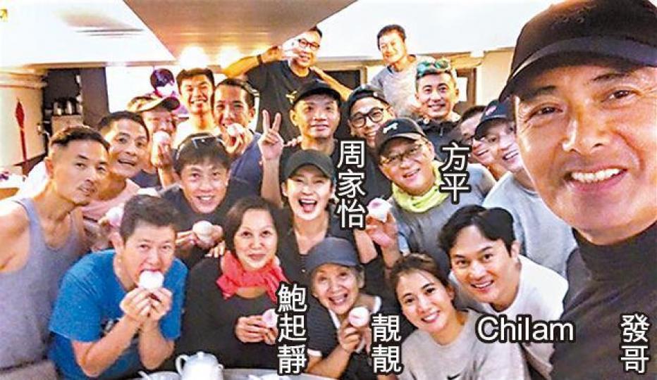 發哥前日行完山，獲靚靚等一班行山好友為他慶祝生日。互聯網圖片發哥除了有壽包吃，還獲祝賀越跑越精靈。互聯網圖片發哥的行山隊越來越人強馬壯。互聯網圖片