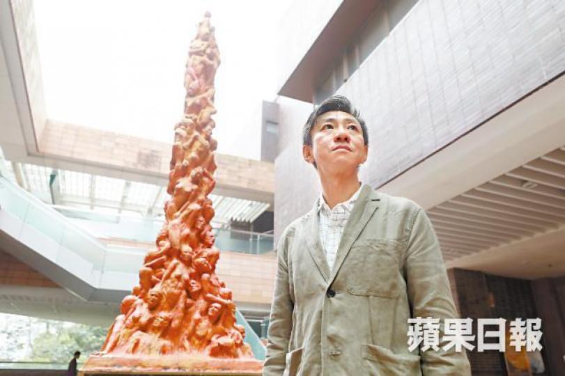 1997年6月4日晚,港大學生由維園護送國殤之柱回校,被警察和保安阻止,但在大批學生抗議下成功擺放。
1997年6月4日晚,港大學生由維園護送國殤之柱回校,被警察和保安阻止,但在大批學生抗議下成功擺放。
