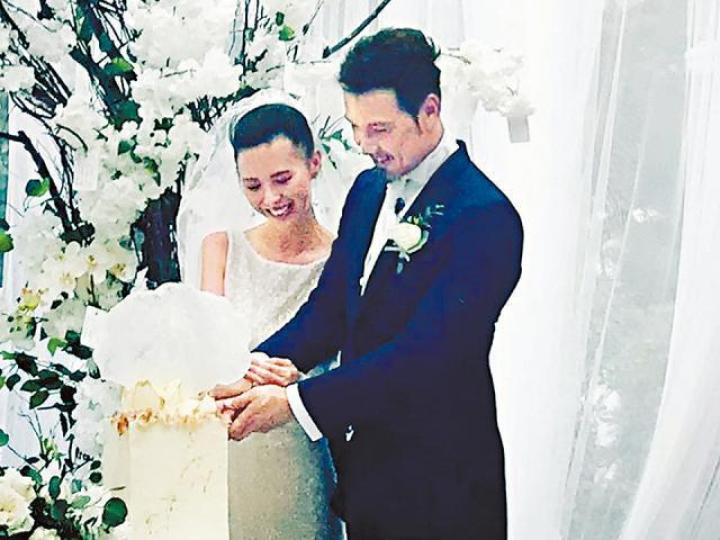 Julio與太太切結婚蛋糕時，露出一臉幸福。互聯網圖片