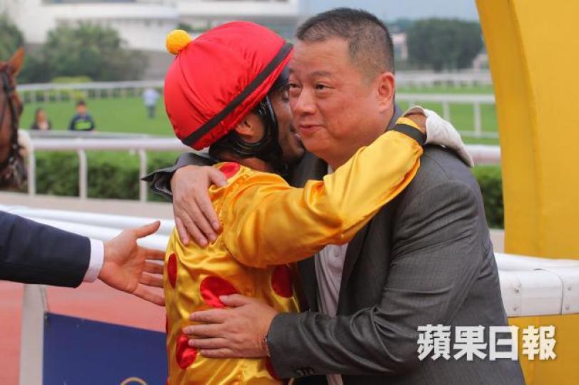 高銀主席潘蘇通(右)是大馬主,先後擁有九匹馬。 資料圖片 高銀主席潘蘇通(右)是大馬主,先後擁有九匹馬。 資料圖片