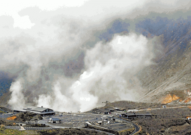 日本著名溫泉區箱根,火山活動變得活躍,警告級別升至二級。路經大涌谷的吊車服務中止,改為臨時巴士服務。箱根町內通往火山園區大涌谷的道路封閉。 日本著名溫泉區箱根,火山活動變得活躍,警告級別升至二級。路經大涌谷的吊車服務中止,改為臨時巴士服務。箱根町內通往火山園區大涌谷的道路封閉。