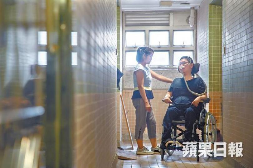 患有「肌肉營養不良症」的盧兆豐需要坐輪椅,大部份時間要工人姐姐幫忙。梁志永攝阿豐現時會接一些網頁工作在家做,每天工作幾小時。阿豐六歲前是個活潑小孩,怎料患病改寫他的一生。受訪者提供圖片 患有「肌肉營養不良症」的盧兆豐需要坐輪椅,大部份時間要工人姐姐幫忙。梁志永攝阿豐現時會接一些網頁工作在家做,每天工作幾小時。阿豐六歲前是個活潑小孩,怎料患病改寫他的一生。受訪者提供圖片