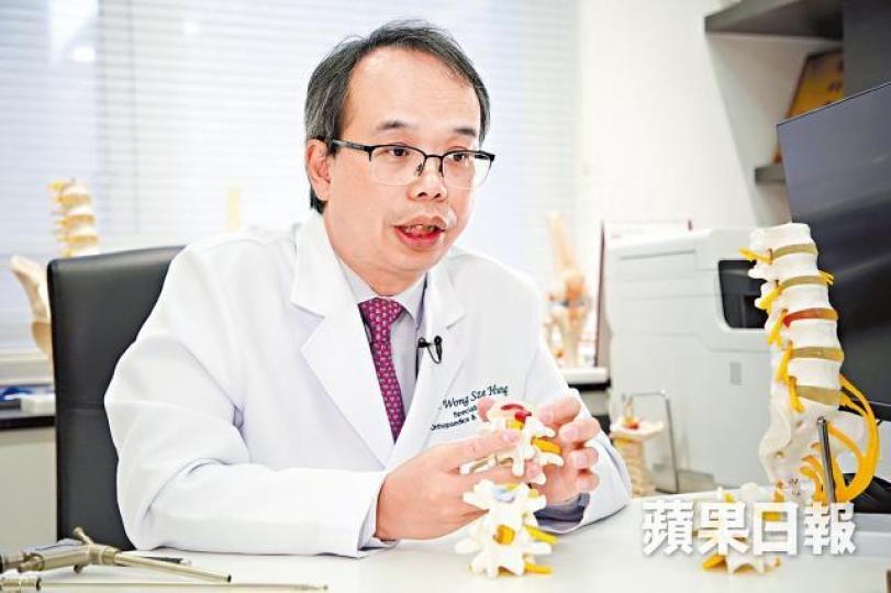 黃仕雄醫生指坐骨神經痛可由不同原因引發。伍嘉亮攝 黃仕雄醫生指坐骨神經痛可由不同原因引發。伍嘉亮攝