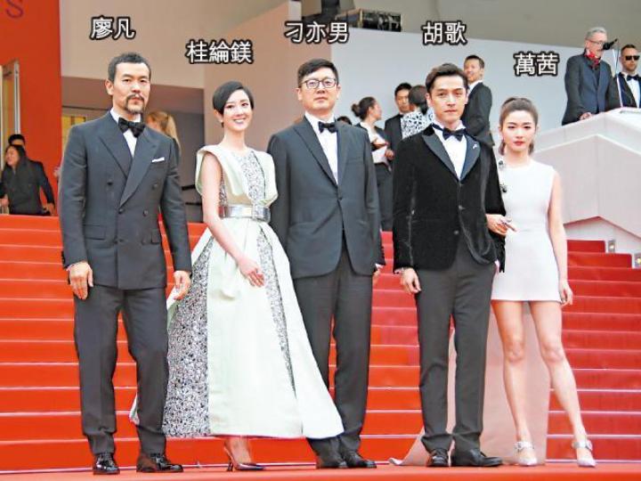 桂綸鎂、胡歌等與導演刁亦男現身康城首映時，獲現場觀眾歡呼。台灣《蘋果新聞網》里安納度前女友、德國超模Toni Garrn在紅毯上大擺誘人甫士。台灣《蘋果新聞網》Camila Morrone穿deep V銀色禮服現身，十分性感。路透社猷君未婚妻奚夢瑤昨日穿白色雪紡裙行紅地毯，不慎露出腰間贅肉。台灣《蘋果新聞網》昆頓拖太太現身，昆頓笑容滿面。台灣《蘋果新聞網》