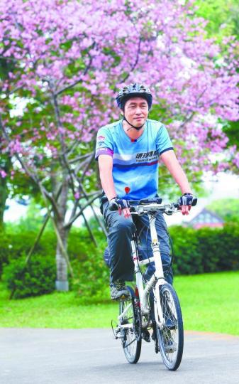 曾獨自完成單車環遊世界,陳守忠如今帶領更多人享受壯遊。陳守忠(左)與太太在女兒陳萱(右)六歲時,花兩個半月騎單車完成2,100公里的親子絲路壯遊。受訪者提供圖片前年陳守忠率隊騎到歐洲段終點葡萄牙洛卡岬,女兒陳萱完成環球傳騎,全家開心。受訪者提供圖片五年前陳守忠率領環球傳騎團隊,騎經美國惡地國家公園。受訪者提供圖片登山車「雪豹」陪伴陳守忠完成單車環球,如今放在自家咖啡館展覽。1998年陳守忠單車遊世界,抵達巴基斯坦。受訪者提供圖片 曾獨自完成單車環遊世界,陳守忠如今帶領更多人享受壯遊。陳守忠(左)與太太在女兒陳萱(右)六歲時,花兩個半月騎單車完成2,100公里的親子絲路壯遊。受訪者提供圖片前年陳守忠率隊騎到歐洲段終點葡萄牙洛卡岬,女兒陳萱完成環球傳騎,全家開心。受訪者提供圖片五年前陳守忠率領環球傳騎團隊,騎經美國惡地國家公園。受訪者提供圖片登山車「雪豹」陪伴陳守忠完成單車環球,如今放在自家咖啡館展覽。1998年陳守忠單車遊世界,抵達巴基斯坦。受訪者提供圖片