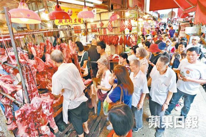 旺角街市多個肉檔昨晨已有不少市民排隊等買豬肉。黃耀興攝 旺角街市多個肉檔昨晨已有不少市民排隊等買豬肉。黃耀興攝