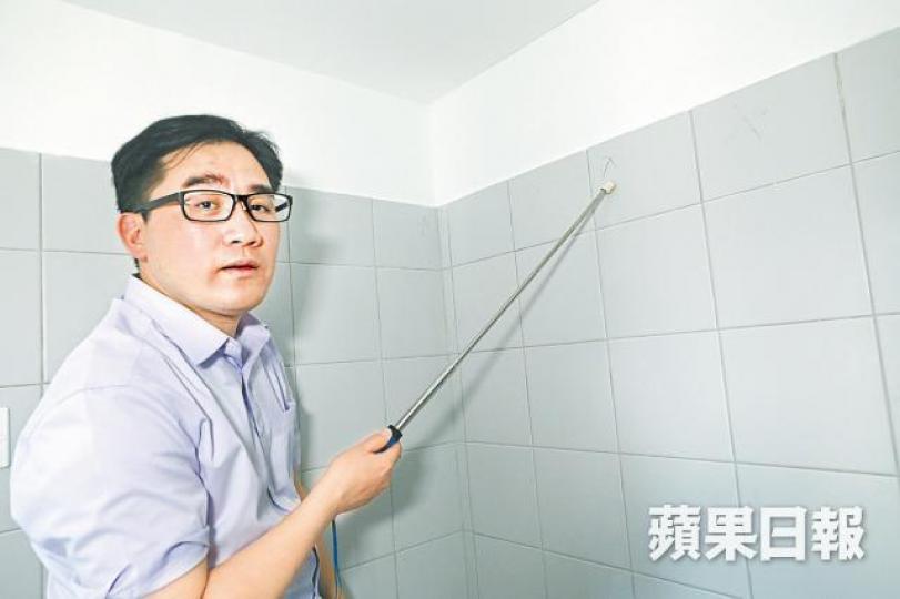 賴達明發現廚房有七塊空心磚,隨時有剝落風險。 賴達明發現廚房有七塊空心磚,隨時有剝落風險。