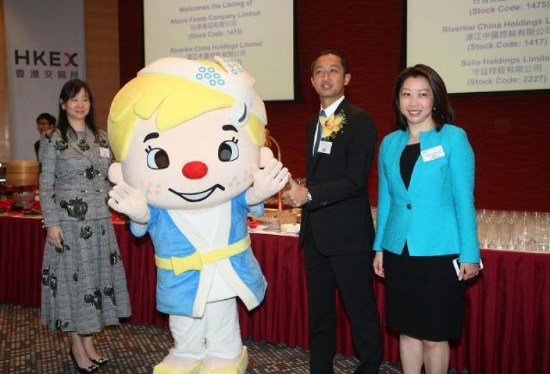 日清食品首席執行官安藤清隆(右二)。 資料圖片 日清食品首席執行官安藤清隆(右二)。 資料圖片