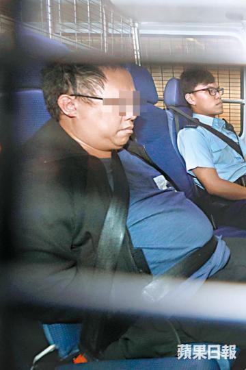 被告龍緯汶被控非禮、藏有兒童色情物品等罪,還柙待認人手續。李潤芳攝 被告龍緯汶被控非禮、藏有兒童色情物品等罪,還柙待認人手續。李潤芳攝