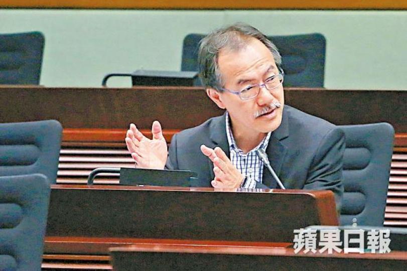 張超雄關注盲人工廠僱員比例會否逐步提高。董立華攝 張超雄關注盲人工廠僱員比例會否逐步提高。董立華攝