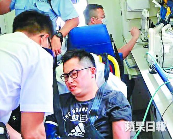 遇劫男子事後送院。 遇劫男子事後送院。
