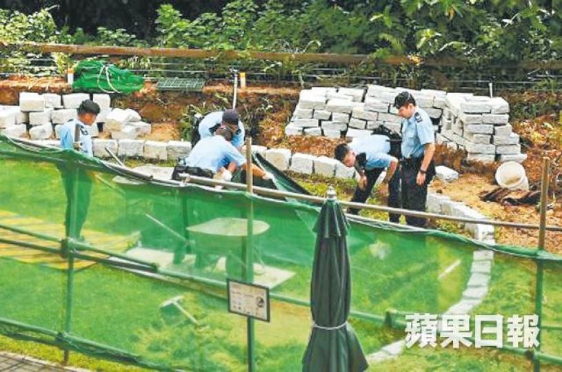 調查人員在現場蒐證,其間發現死者殘肢,用帳篷覆蓋。死者王輝雄(右圖)妻子認屍後,傷心欲絕。 調查人員在現場蒐證,其間發現死者殘肢,用帳篷覆蓋。死者王輝雄(右圖)妻子認屍後,傷心欲絕。