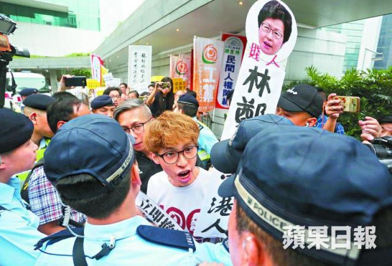 民陣、社民連及工黨在酒會場外抗議林鄭出賣港人。 民陣、社民連及工黨在酒會場外抗議林鄭出賣港人。