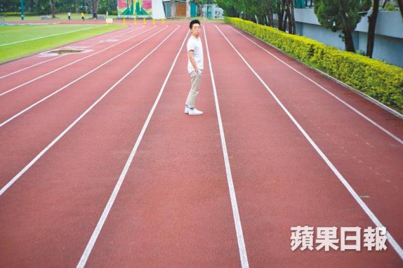 首部參演電影為2008年《烈日當空》。2015年在《點五步》飾陳強,開始為人熟悉。去年與余香凝主演《非同凡響》,贏盡口碑。上月金像獎頒獎禮,岑珈其任司儀時遭白只(左)揶揄。成長於屯門良景邨的岑珈其以前不愛讀書,16歲時意外被導演麥曦茵發掘,開始演員生涯。 首部參演電影為2008年《烈日當空》。2015年在《點五步》飾陳強,開始為人熟悉。去年與余香凝主演《非同凡響》,贏盡口碑。上月金像獎頒獎禮,岑珈其任司儀時遭白只(左)揶揄。成長於屯門良景邨的岑珈其以前不愛讀書,16歲時意外被導演麥曦茵發掘,開始演員生涯。