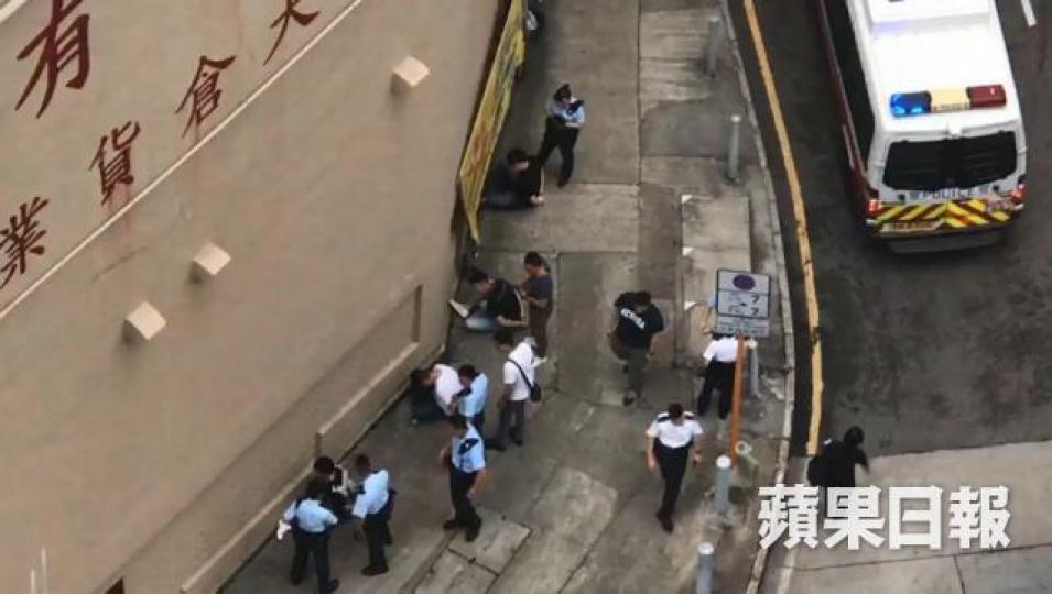 各疑犯被鎖上手銬,一字排開坐在現場一工業大廈外的行人路上。 各疑犯被鎖上手銬,一字排開坐在現場一工業大廈外的行人路上。