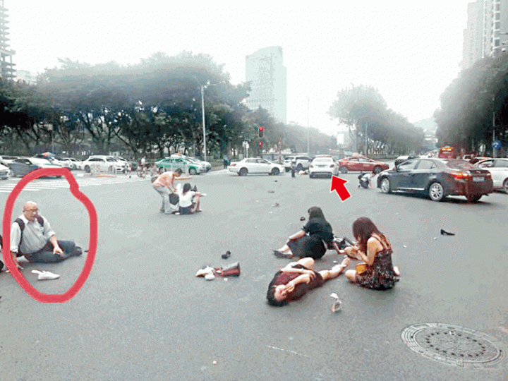 肇事白色私家車(箭嘴示)突衝紅燈撞倒多名過路途人,包括駐粵辦首席新聞主任黃偉強(紅圈示)。互聯網黃偉強捱撞後受輕傷,牛仔褲被扯爛(小圖),經治理後出院。《蘋果》記者攝穿「鬆糕鞋」的涉事女司機意外後自行開門落車。 肇事白色私家車(箭嘴示)突衝紅燈撞倒多名過路途人,包括駐粵辦首席新聞主任黃偉強(紅圈示)。互聯網黃偉強捱撞後受輕傷,牛仔褲被扯爛(小圖),經治理後出院。《蘋果》記者攝穿「鬆糕鞋」的涉事女司機意外後自行開門落車。