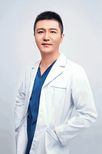 李 亮被告去年被捕後在瑪麗醫院「借尿遁」,警員帶同警犬到場搜索。資料圖片 李 亮被告去年被捕後在瑪麗醫院「借尿遁」,警員帶同警犬到場搜索。資料圖片
