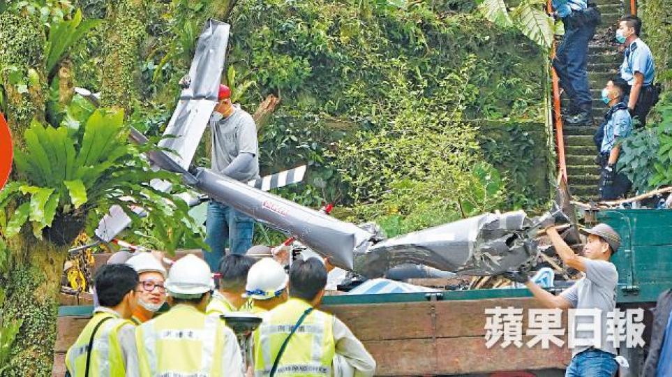工作人員將直升機殘骸吊起及運走作進一步調查。文兆麟攝 工作人員將直升機殘骸吊起及運走作進一步調查。文兆麟攝