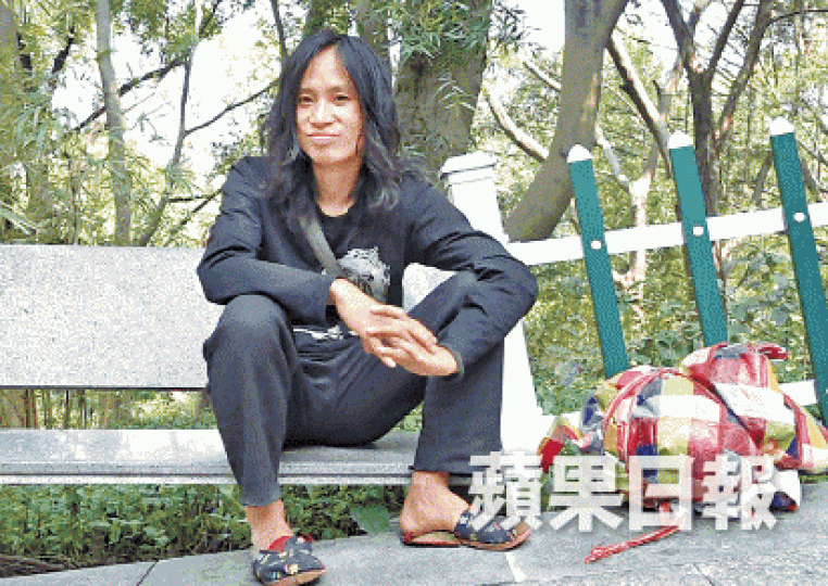 已經整年沒有工作的陳勇兵,曾被日本傳媒採訪。三和區內新旅館泊寓招租,價錢遠高於一般床位。 已經整年沒有工作的陳勇兵,曾被日本傳媒採訪。三和區內新旅館泊寓招租,價錢遠高於一般床位。