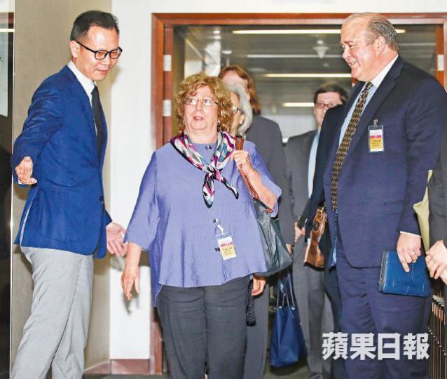 美中經濟與安全審議委員會代表團主席Carolyn Bartholomew(中)昨率團到立法會,在法律界議員郭榮鏗(左)陪同下與跨黨派會面。李家皓攝美國駐港總領事唐偉康昨陪同代表團出席,會後無回答記者提問。 美中經濟與安全審議委員會代表團主席Carolyn Bartholomew(中)昨率團到立法會,在法律界議員郭榮鏗(左)陪同下與跨黨派會面。李家皓攝美國駐港總領事唐偉康昨陪同代表團出席,會後無回答記者提問。