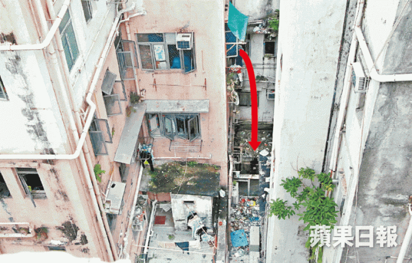 涉事男童由四樓單位直墮一樓簷篷(箭嘴示)。 涉事男童由四樓單位直墮一樓簷篷(箭嘴示)。