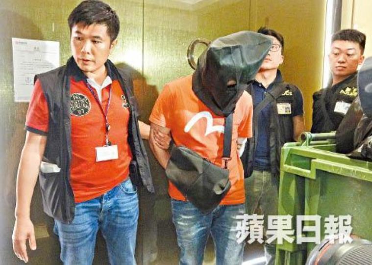 38歲姓譚主腦昨被蒙頭帶署。 38歲姓譚主腦昨被蒙頭帶署。