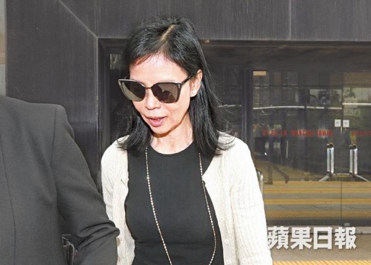 賭王姨仔陳婉玉昨在庭上被爆因丈夫有外遇而離婚。李潤芳攝律師哈永豪是陳婉玉前夫的表弟,指陳離婚前非常順從丈夫。陳婉玉前秘書徐美儀表示不認識馮永業,亦沒有見過他。 賭王姨仔陳婉玉昨在庭上被爆因丈夫有外遇而離婚。李潤芳攝律師哈永豪是陳婉玉前夫的表弟,指陳離婚前非常順從丈夫。陳婉玉前秘書徐美儀表示不認識馮永業,亦沒有見過他。