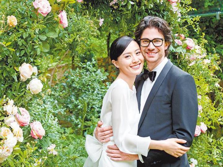 陳法拉上周六在巴黎，與拍拖三年多的法籍男友Emmanuel Straschnov結婚，幸福滿瀉。法拉身穿簡潔華麗的婚紗，由米蘭設計師度身訂做。法拉在喜宴上換上另一套淺綠色晚裝。昨日法拉在Ig貼出兩人手拖手的相晒恩愛，手上的粉紅鑽婚戒由老公親自設計。互聯網圖片05年，法拉參加國際華裔小姐入行。法拉前夫薛世恒之前表示與法拉再見是朋友，會送上祝福。資料圖片