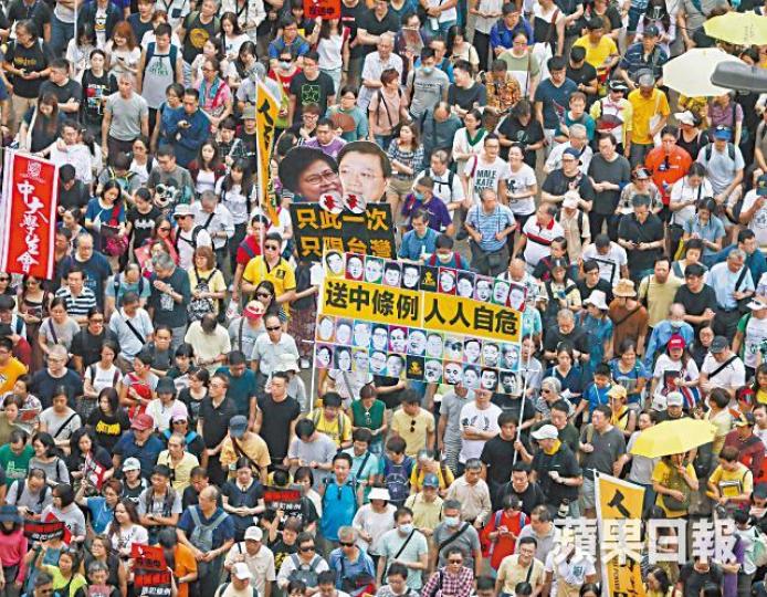 政府無視4月13萬人上街怒吼,堅持推送中條例直上立會大會二讀。民陣指若政府堅拒聆聽意見,將發動包圍立法會等行動。許頌明攝 政府無視4月13萬人上街怒吼,堅持推送中條例直上立會大會二讀。民陣指若政府堅拒聆聽意見,將發動包圍立法會等行動。許頌明攝