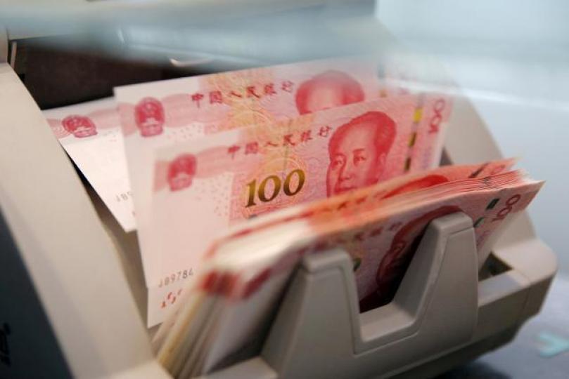 人民幣下行,商家固然是率先硬食,資金外流惡性循環的破壞力不容忽視。資料圖片 人民幣下行,商家固然是率先硬食,資金外流惡性循環的破壞力不容忽視。資料圖片