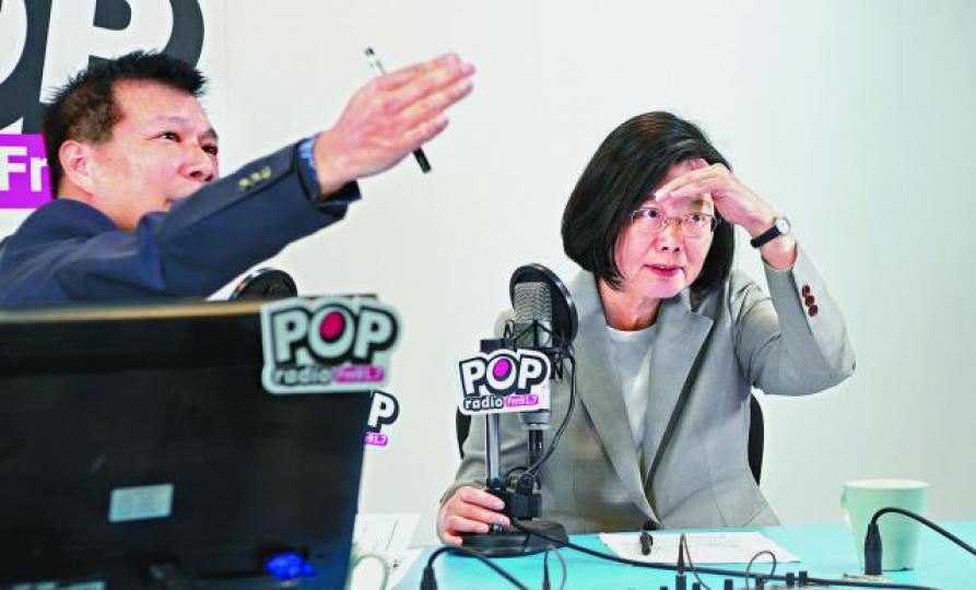 蔡英文人氣回升,但欲連任總統仍難樂觀。台灣蘋果新聞網賴清德聲稱自己民調一直穩定贏韓國瑜、郭台銘,且領先蔡英文一段距離。 蔡英文人氣回升,但欲連任總統仍難樂觀。台灣蘋果新聞網賴清德聲稱自己民調一直穩定贏韓國瑜、郭台銘,且領先蔡英文一段距離。