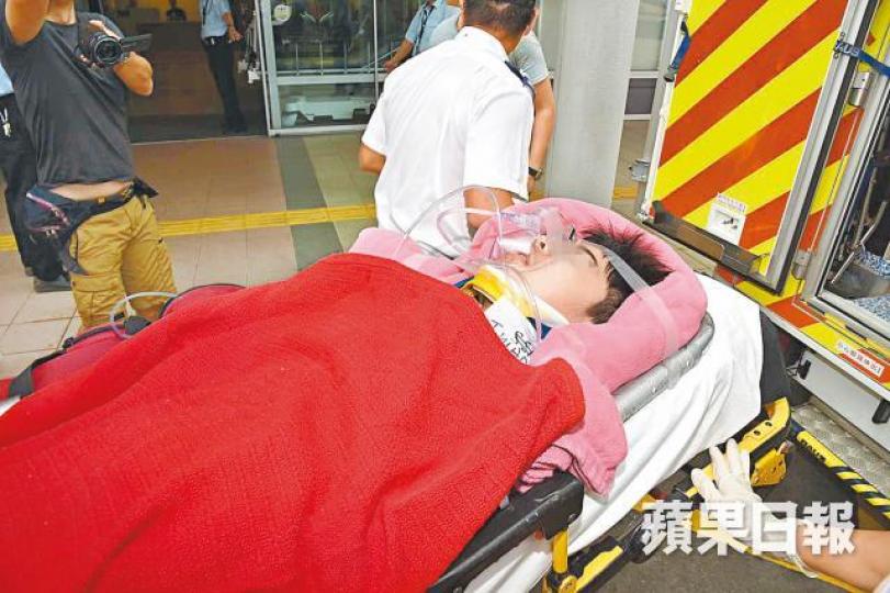 墮樓男童送院治理。男童母親涉虐兒被捕。 墮樓男童送院治理。男童母親涉虐兒被捕。