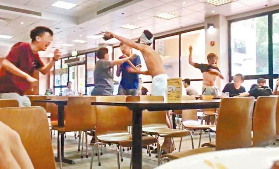 影片顯示有浸大學生無視餐廳阿姐規勸,不斷爆粗大罵。讀者提供片段截圖 影片顯示有浸大學生無視餐廳阿姐規勸,不斷爆粗大罵。讀者提供片段截圖