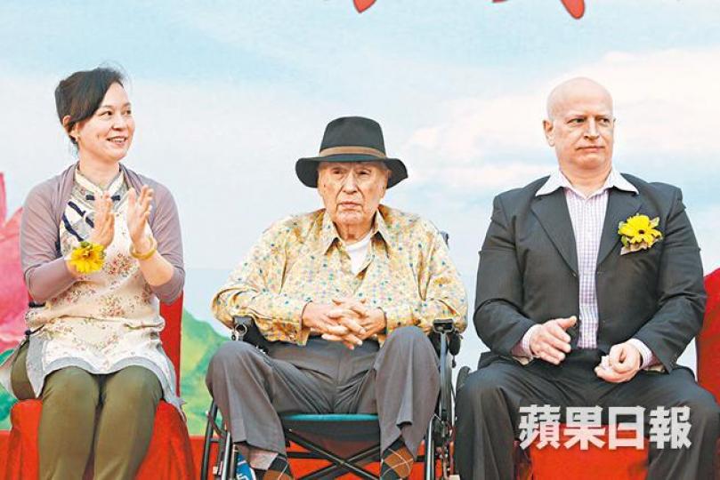何彪（右）和翁靜晶拍拖時，曾陪父親何鴻章出席活動。香港前首富何東是何彪的曾祖父。