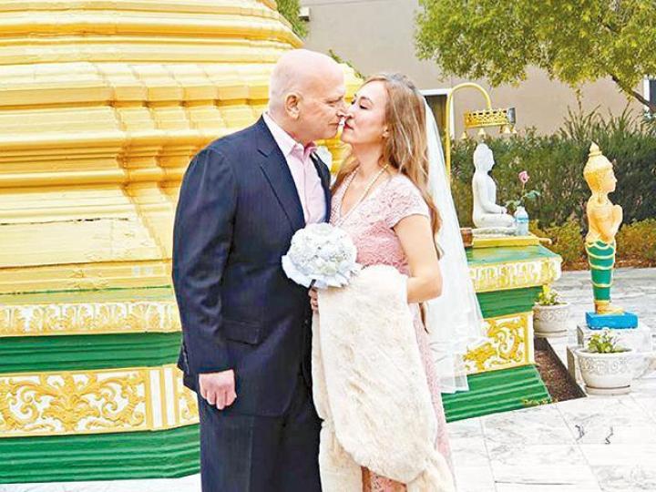 翁靜晶和何彪情深一吻，去年底正式結為夫妻。互聯網圖片二人在六位「上座部」比丘面前簽紙註冊結婚。何東家族信奉佛教，翁靜晶夫婦在佛法見證下交換婚戒。翁靜晶成為何東家族一員，結婚儀式莊嚴又溫馨 。幸福滿瀉的翁靜晶和丈夫何彪向親友甜蜜揮手。翁靜晶的婚戒採用英女皇御用的威爾斯金訂製。英女皇的母親曾接見何彪父親何鴻章，何東家族跟皇室關係密切。