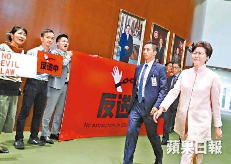 多名民主派議員在立會走廊示威,趁林鄭經過時高喊「下台」。李家皓攝 多名民主派議員在立會走廊示威,趁林鄭經過時高喊「下台」。李家皓攝