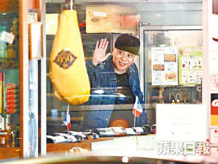 Bobby日前到跑地買酒，估計一早預訂好心頭愛。攞完酒嘅Bobby，急急腳返回百萬座駕離開。Bobby喺13年曾因飲酒搞到急性肺炎入院。資料圖片