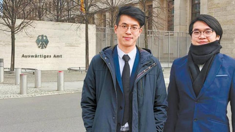 因旺角騷亂案潛逃近一年半後,黃台仰及李東昇公開在德國外交部前拍攝的最新合照。互聯網 因旺角騷亂案潛逃近一年半後,黃台仰及李東昇公開在德國外交部前拍攝的最新合照。互聯網